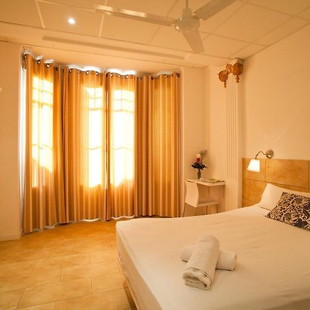 Hostal Martinval Barcelona Zewnętrze zdjęcie