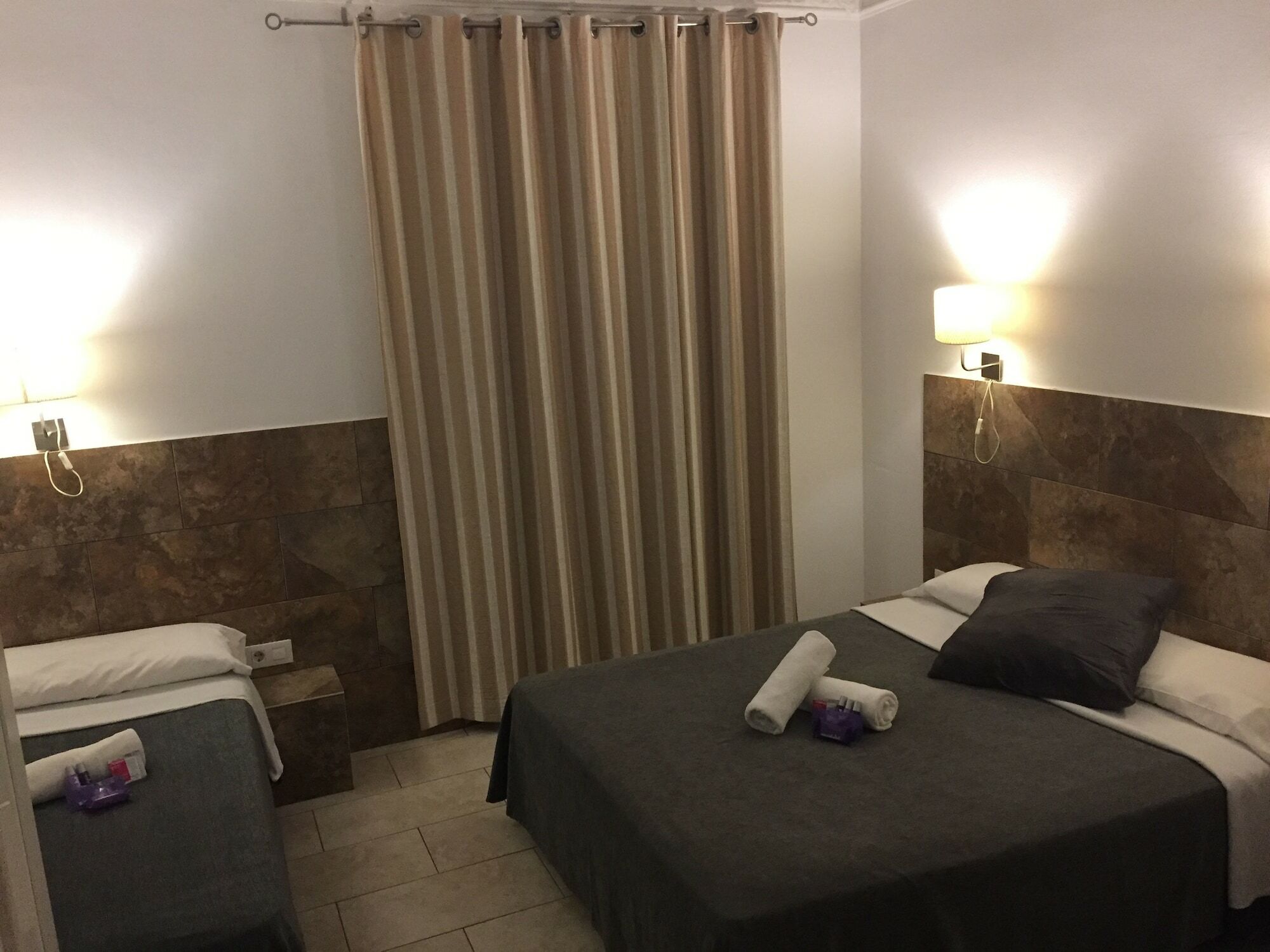 Hostal Martinval Barcelona Zewnętrze zdjęcie